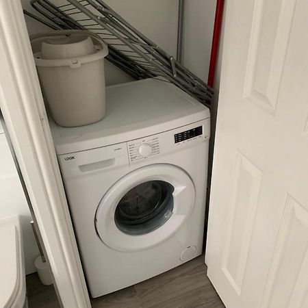 Platform Avenues Apartment 2 With Free Street Parking Кінгстон-апон-Галл Екстер'єр фото