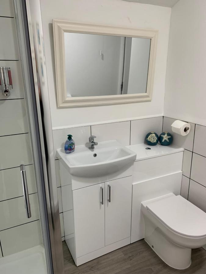 Platform Avenues Apartment 2 With Free Street Parking Кінгстон-апон-Галл Екстер'єр фото