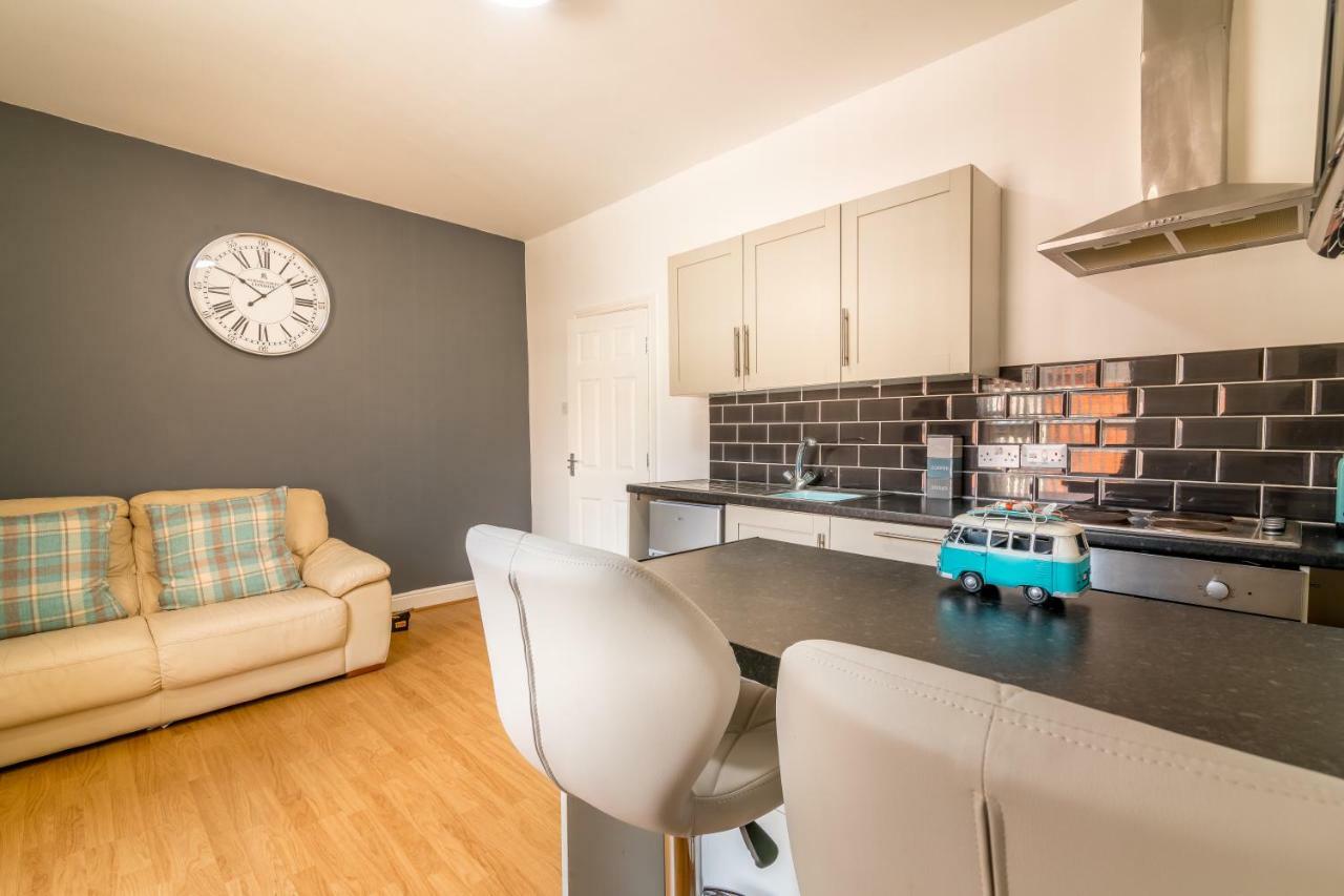 Platform Avenues Apartment 2 With Free Street Parking Кінгстон-апон-Галл Екстер'єр фото